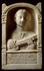 Römische Kunst: Grabstele einer Frau namens „Lutatia Lupata“, verstorben im Alter von 16 Jahren beim Spielen eines Musikinstruments. 2. Jahrhundert n. Chr. Museo Nacional de Arte Romano, Merida, Spanien von Roman