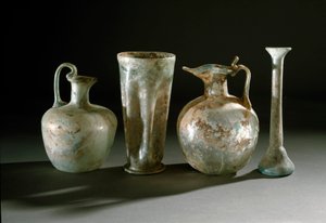Römische Kunst: Krüge und Glasvasen aus Pompeji. 1. Jahrhundert