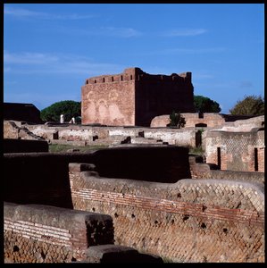 Römische Kunst: Ansicht der Ruinen des Kapitols, archäologische Stätte von Ostia von Roman