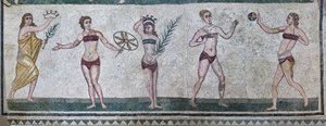 Raum der Mädchen, die Athleten darstellen, die an einem Leichtathletikwettbewerb teilnehmen und einen zweiteiligen Badeanzug tragen von Roman