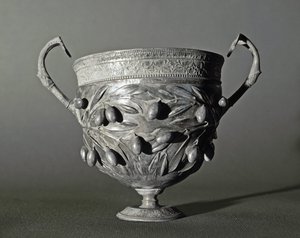 Silberner Kantharos mit Olivenzweig