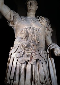 Statue des römischen Kaisers Trajan (Detail der Rüstung) von Roman