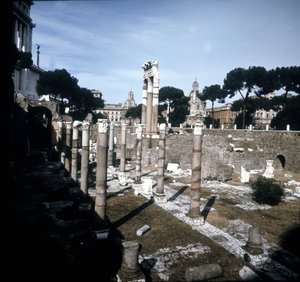 Das Caesar-Forum begann 54 v. Chr. und endete unter Kaiser Augustus (Octavian oder Octavian) (63 v. Chr. - 14). Rom. von Roman