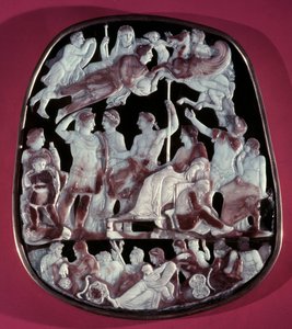 Der große Kamee der Heiligen Kapelle oder Kamee der Apotheose des Augustus: 24 Figuren sind dargestellt, darunter der römische Kaiser Augustus (in der Mitte), Caesar Germanicus, Tiberius, Nero, Caligula und Livia (Livia Drusilla Augusta, 58 v. Chr.). Oben