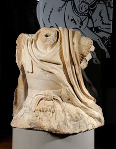 Torso von Lucio Licinio Murena inspiriert vom Reiterstandbild Alexanders der Bronzegruppe von Lysippos, gewidmet Dion, 67 n. Chr. (Marmor) von Roman