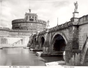 Ansicht der Burg und der Brücke, erbaut 135-39 n. Chr., vom Ufer des Tiber aus gesehen