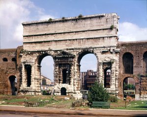 Ansicht des Maggiore-Tores (Haupttor), dies ist der Punkt, an dem das Aquädukt von Claude im Jahr 38 n. Chr. endet, Rom. von Roman