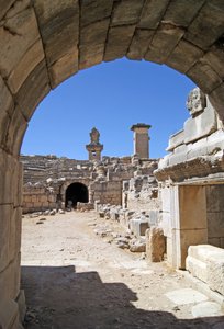 Blick durch den gewölbten Eingang des Theaters von Xanthos in die Orchestergrube, mit Säule und Harpyiengrab, Xanthos, Türkei von Roman