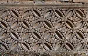 Architektonisches Fragment mit geschnitzter Dekoration, Hochimperialzeit (27 v. Chr.-395 n. Chr.)