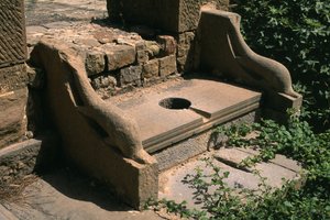 Delphinarmlehne öffentliche Toilette des Forums; Hochimperiale Periode (27 v. Chr.-395 n. Chr.) von Roman Imperial Period