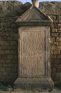Stele mit einer Inschrift auf dem Sertius-Markt, Hochimperiale Periode