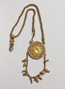 Kragen mit Medaillon und Anhänger, 200-300