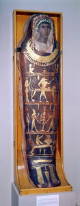 Bemalter und vergoldeter Mumienkasten von Artemidorus mit Enkaustikporträt im hellenistischen Stil, aus Hawara