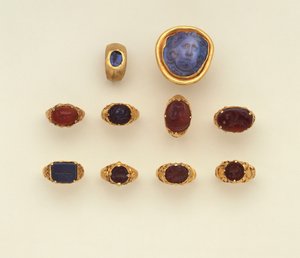 Ein römischer Gold- und Chalcedon-Intaglioring, ein großer römischer blau-grauer Chalcedon-Medusakopf-Kamee und eine Auswahl an Ringen, zwei Ringe im Seldschuken-Stil