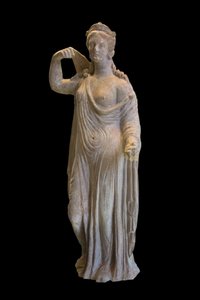Aphrodite vom Typ der Genitrix (1. Jahrhundert n. Chr.) Terrakotta von Roman Roman