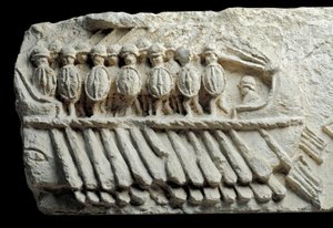 Bireme mit bewaffneten Soldaten (Flachrelief) von Roman Roman