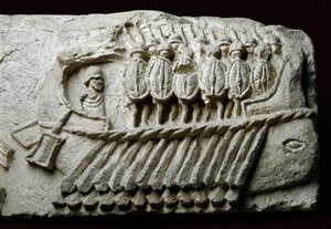 Abguss eines römischen Biremen-Kriegsschiffs mit bewaffneten Soldaten (Relief auf Fels)