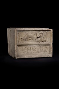 Aschenurne, ca. spätes 1. - frühes 2. Jahrhundert n. Chr. von Roman Roman