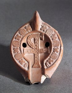 Dekorierte Lampe mit Chi-Rho, Terrakotta von Roman Roman