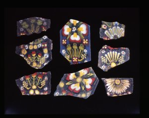 Acht florale Fragmente architektonischer Plaketten, Mosaikglastechnik, ca. 1. Jahrhundert v. Chr. - 1. Jahrhundert n. Chr.