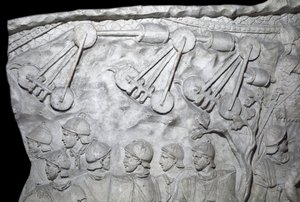 Römische Kunst: Kriegsmaschinen während des Zweiten Krieges. Abguss von 1862, der die Basreliefs der Trajanssäule in Rom reproduziert, erbaut während der Herrschaft von Kaiser Trajan (53-117). Die Trajanssäule erinnert an den siegreichen von Roman Roman