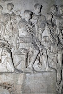 Römische Kunst: Der römische Kaiser Trajan auf der Tribüne hält einen Kriegsrat ab. Abguss von 1862, der die Reliefs der Trajanssäule in Rom reproduziert von Roman Roman