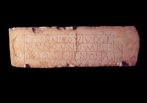 Römische Antike: Loculus-Plakette namens Jubenalis, Epitaph eines verstorbenen Kindes. Aus den Katakomben von Rom. von Roman Roman