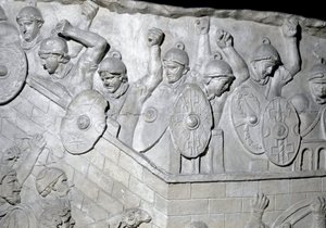 Römische Kunst: Römische Soldaten verteidigen eine Festung (Abguss von 1862)