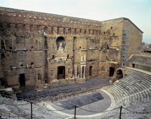 Römische Kunst: Ansicht des römischen Theaters der Stadt Orange