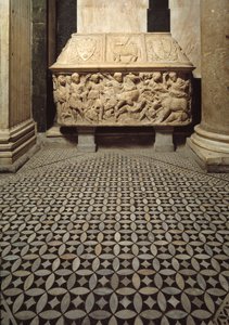 Römischer Sarkophag mit Reliefs einer Wildschweinjagdszene, Deckel verziert mit den Wappen der Familie Medici