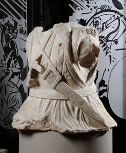 Skulptierter Torso eines Kavalleristen (Marmor)