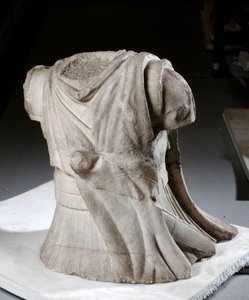 Skulptierter Torso eines Kavalleristen mit schwerem, abgenutztem Umhang