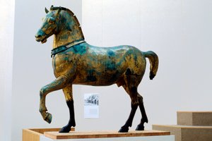 Statue eines der vier Triumphpferde von San Marco (Bronze) von Roman Roman