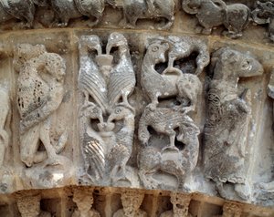 Detail der Skulpturen des Südportals von Romanesque