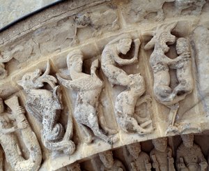 Detail der Skulpturen des Südportals von Romanesque