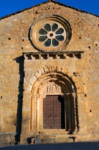 Fassade der Kirche Santa Maria de Covet, Isona, Spanien von Romanesque