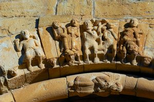 Fassade der Kirche Santa Maria de Covet, Isona, Spanien (Detail) von Romanesque