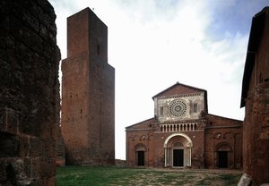 Fassade und Glockenturm der Kirche St. Peter (San Pietro), erbaut um 1250 und restauriert 1870, Tuscania, Italien