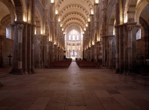 Innenansicht der Kathedrale von Vézelay (89): Das Kirchenschiff.