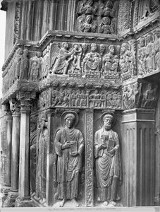 Linke Seite des Kirchenportals von Romanesque