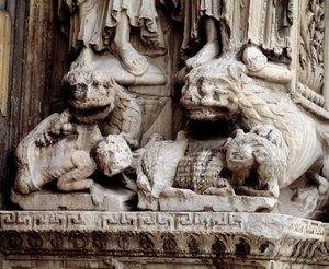 Monster. Geschnitzte Stütze einer Säule von Romanesque