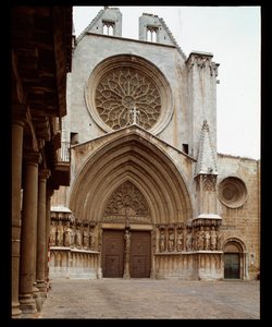 Romanische und gotische Kunst: Fassade der Kathedrale Sainte Thecle (Sainte-Thecle) in Tarragona