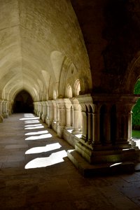 Romanische Architektur: Galerie des Kreuzgangs der Zisterzienserabtei von Fontenay, Burgund