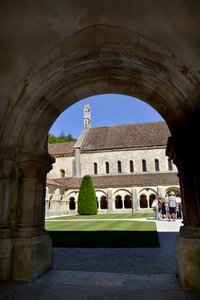 Romanische Architektur: Blick auf den Kreuzgang und die Gebäude der Zisterzienserabtei von Fontenay, Burgund