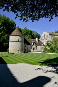 Romanische Architektur: Blick auf das Taubenhaus und die Hundehütte der Zisterzienserabtei von Fontenay, Burgund von Romanesque