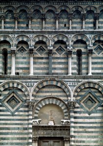 Romanische Kunst: Detail der polychromen Fassade von Romanesque