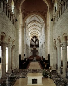 Romanische Kunst: Innenansicht der Basilika von Saint Benoit sur Loire (Loiret), erbaut zwischen dem 11. und 13. Jahrhundert