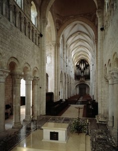 Romanische Kunst: Innenansicht der Basilika von Saint Benoit sur Loire (Loiret), erbaut zwischen dem 11. und 13. Jahrhundert