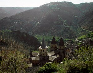 Romanische Kunst: Ansicht der Kirche der Abtei Sainte Foy von Conques
