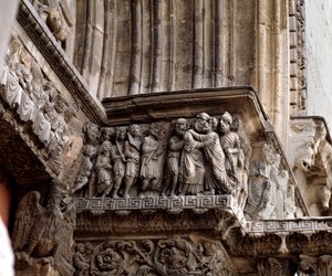 Der Kuss des Judas, Fries des Portals von Romanesque